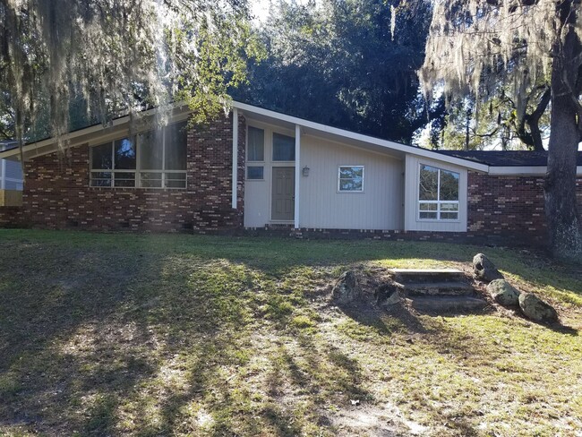 Charming 3BD/2BA Two-Story Home with Pictu... - Charming 3BD/2BA Two-Story Home with Pictu...