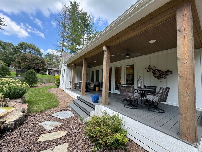 Building Photo - Weaverville - Stunning Custom Build! Rental