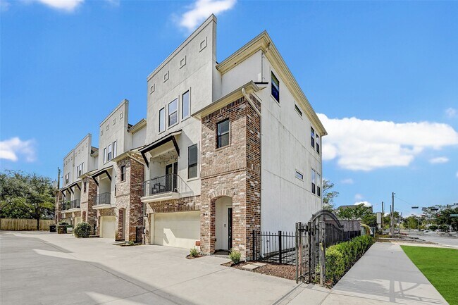 Photo - 744 W 24th St