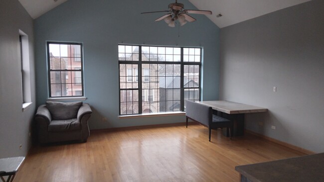 Living Room - 4820 S Champlain Ave Apartamentos