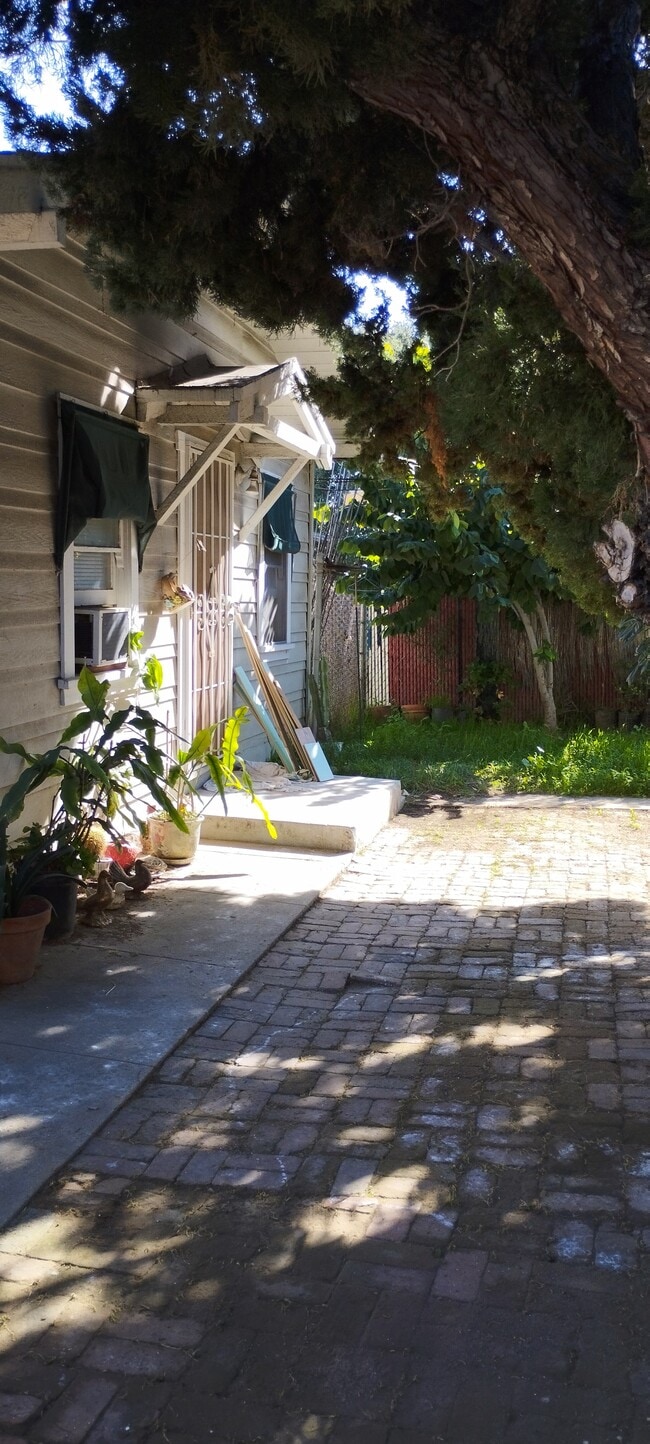 Building Photo - 216 S Almansor St