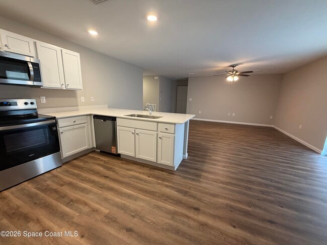 Photo - 350 Dolphin St SE