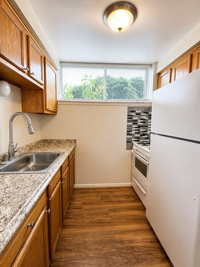 Photo - 150 Huronview Ct