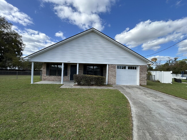 Building Photo - Home For Rent