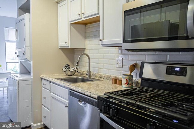 Building Photo - 11240 Chestnut Grove Square Unit 157