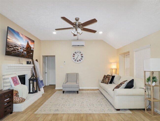 Photo - 5622 Lycomb Dr