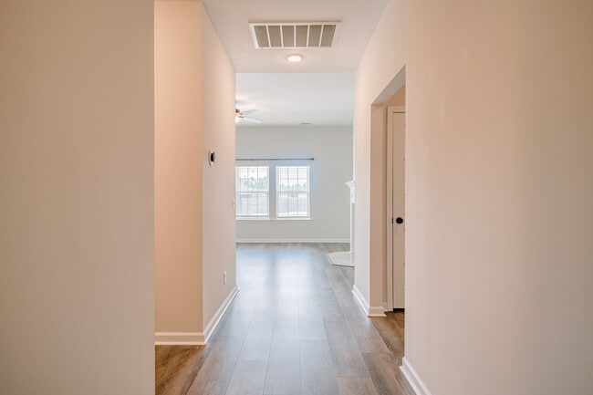 Photo - 215 Deerfield Dr NE