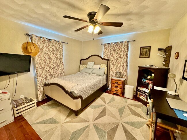 Photo - BEAUTIFUL HOME CLOSE TO AIRPORT AND MILITARY BASE.