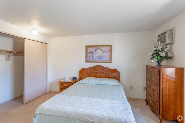 1BR, 1BA - 660 SF