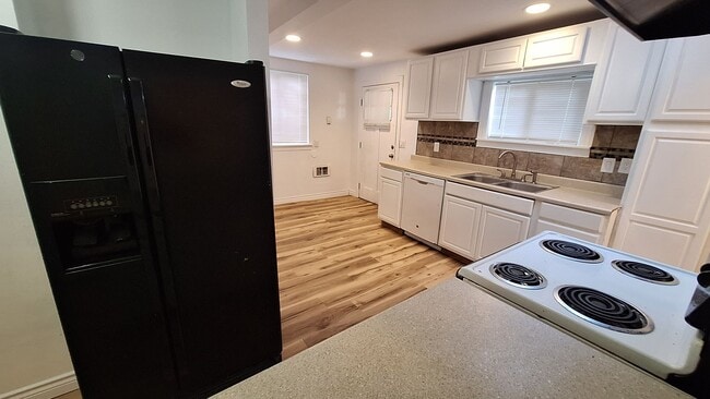 Photo - 4 bed 1.5 bath home walking distance to Lo...