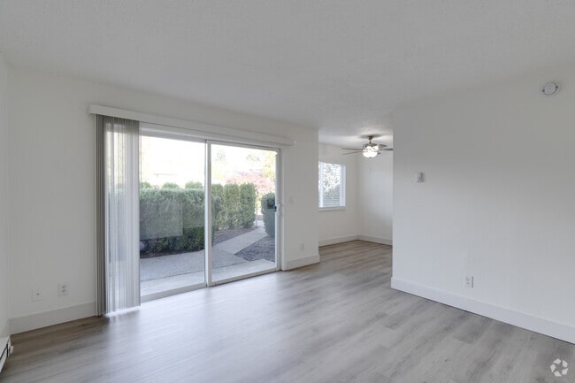 3BR, 1BA - 800SF - Living Room