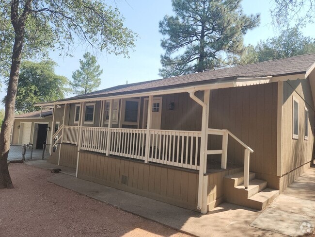Building Photo - Updated 2 bed + bonus room / 2 bath home