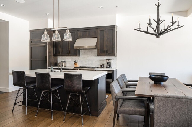 Photo - 5 Wildwood Rd W Unit ID1255715P