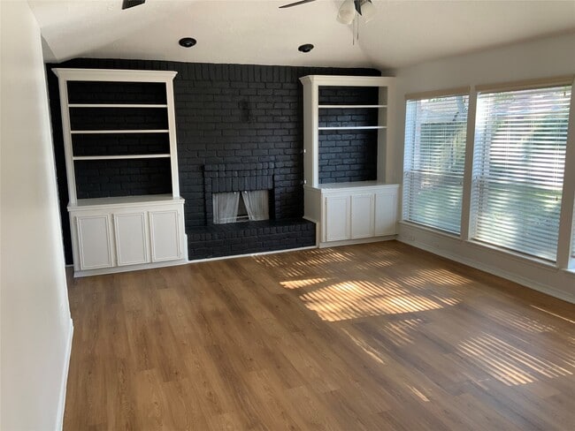 Photo - 6218 Crakston St