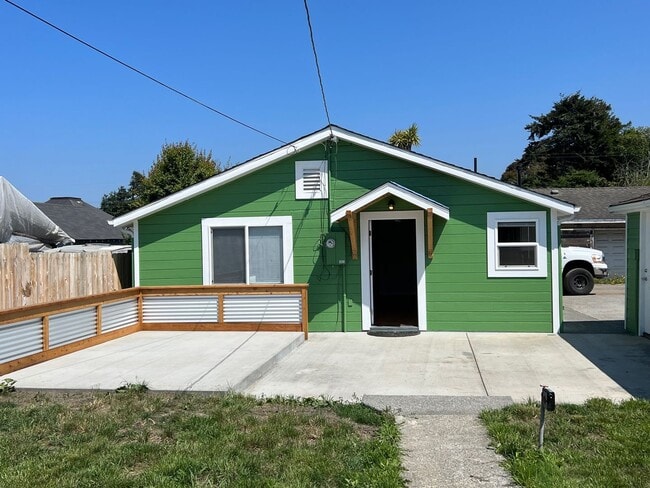 Building Photo - East Eureka! Top to bottom remodel, 2/1 house w/ garage