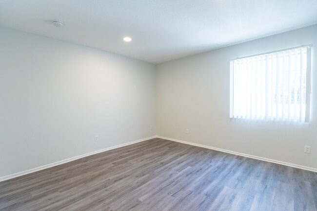 Photo - 17211 Chatsworth Street