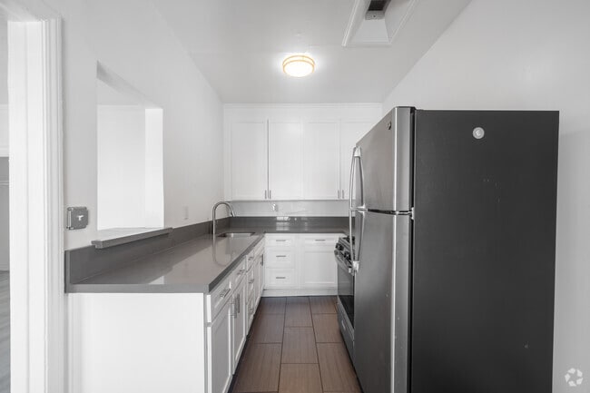 1BR, 1BA - 700SF - Kitchen - Manhattan Place Apartments