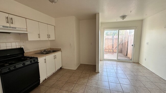 2 Bedroom Unit in Corona - 2 Bedroom House Unit in Corona