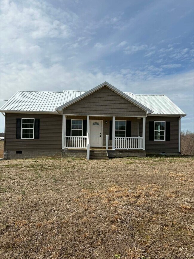 Building Photo - Country Living Comfort!