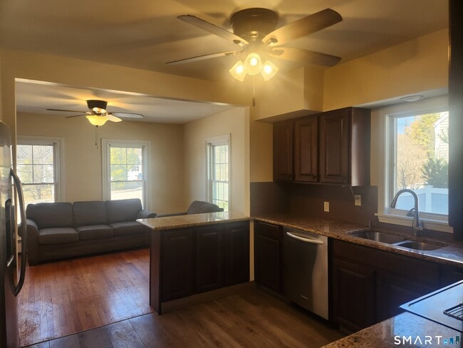 Building Photo - 2 Tolland Grn Unit 2