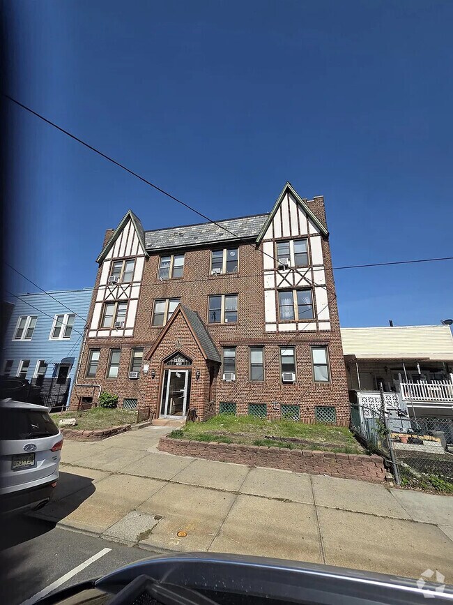 Building Photo - 901 Grand Ave Rental