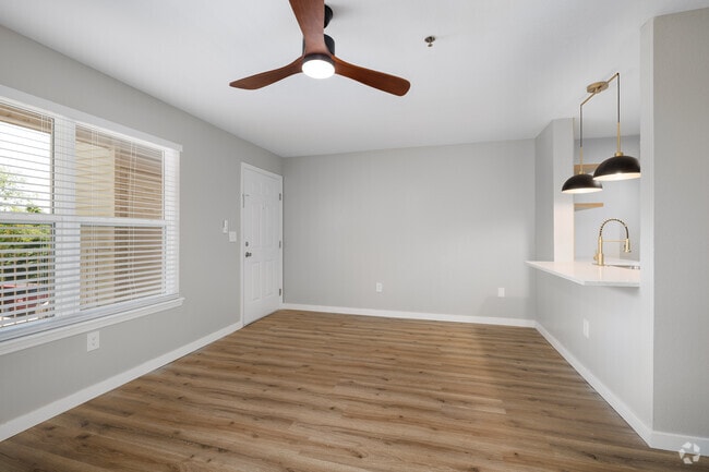 2BR, 2BA - 917SF - Living Room