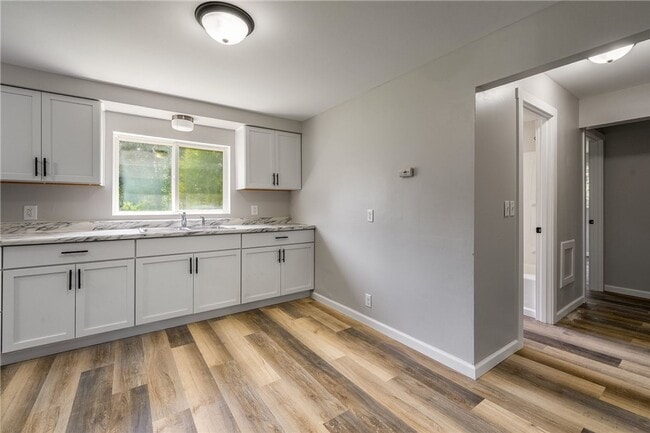 Photo - 1410 Lake Ave W