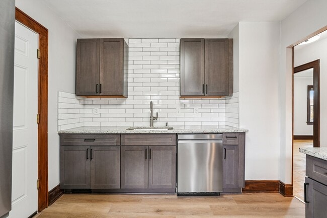 Kitchen - 1705 W Custer Ave