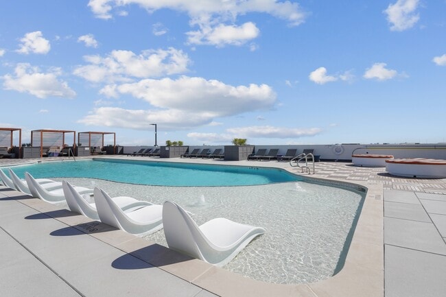 Piscina de agua salada en la azotea: piscina estilo resort con zona para tomar el sol, cabañas y parrillas para relajarse y entretenerse cerca de casa.