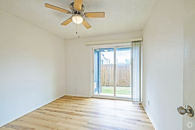 2BR, 1BA - 895SF - Secondary Bedroom