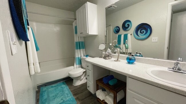 Photo - Goldelm at Metro West