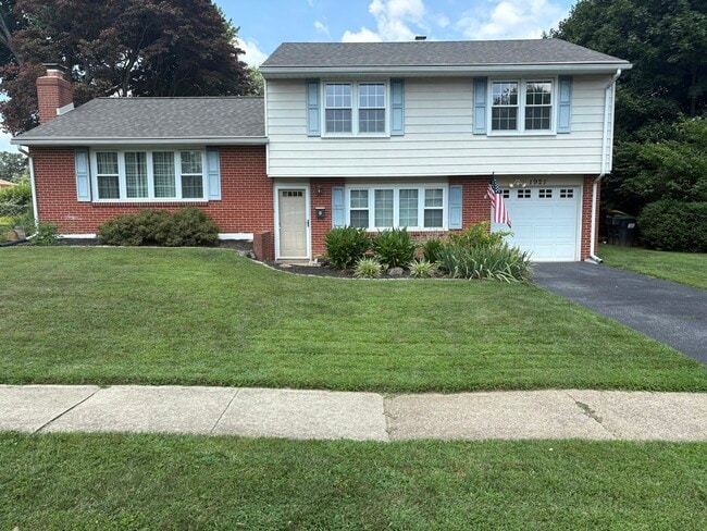 Building Photo - 1921 Floral Dr Rental