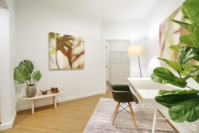 1BR, 1BA + Den- 790 SF