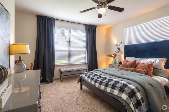 1BR, 1BA - 725SF - The Pines at Woodcreek