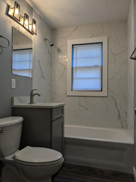 Photo - 910 E Elm St