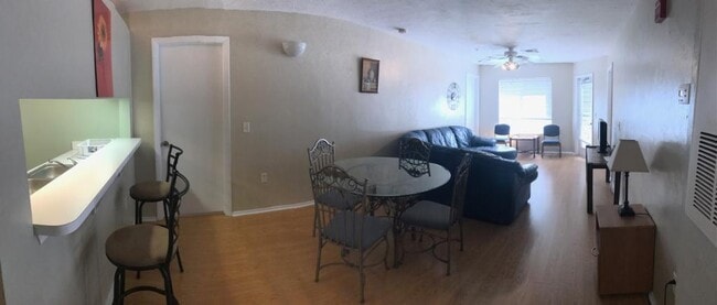 Building Photo - 4000 SW 23rd St Unit 2-201