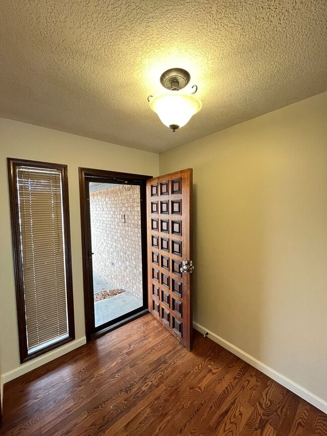 Building Photo - 3 bedroom 2 bath in tucked away neighborhood