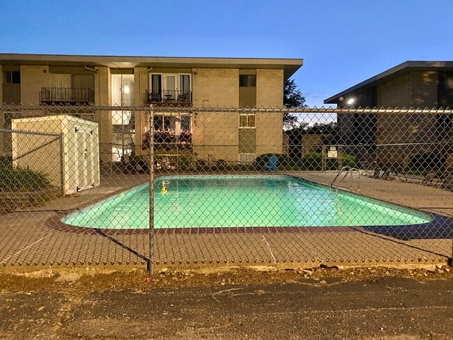 Photo - 2811 Pembroke Ln Unit C25