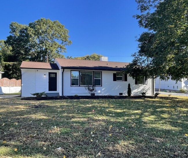 Building Photo - Updated Corner-Lot 3BR in Shamrock Gardens...