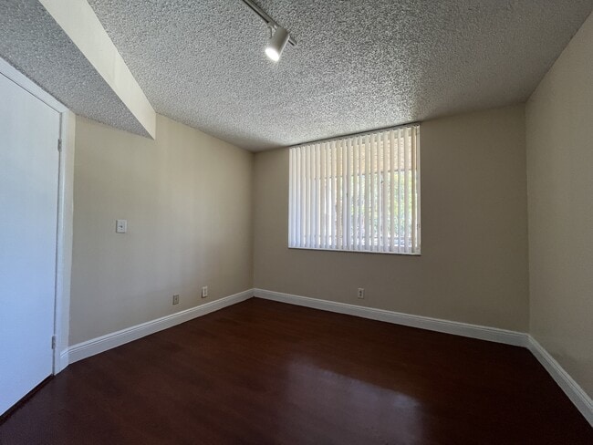 Photo - 4015 W McNab Rd