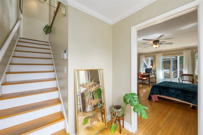 Building Photo - 2415 Dunlavy St Unit 1/2