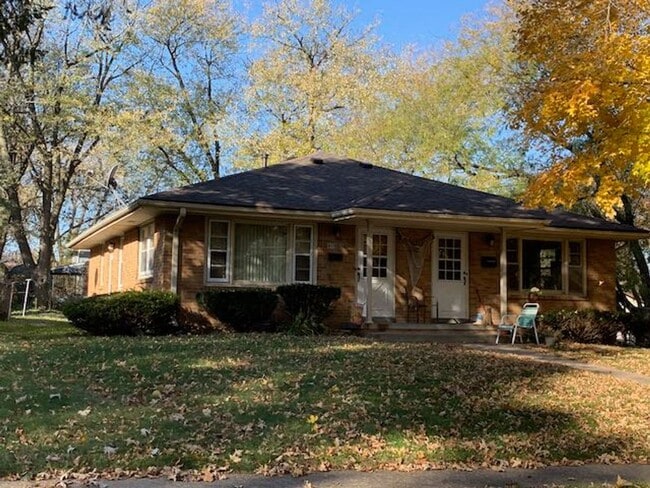 Building Photo - Brick 1 BR 1 BA duplex with hardwood floors in nice residential neighborhood