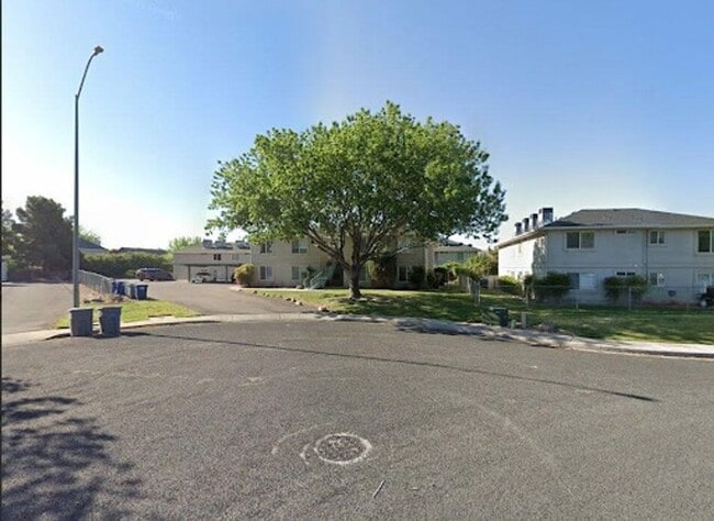 Building Photo - Conveniently Located 3 Bedroom 2 Bathroom Unit!