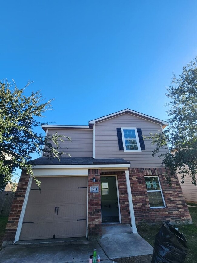 Building Photo - BEAUTIFUL HOME IN JARRELL. MOVE IN READY!.