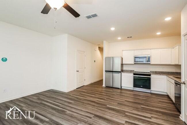 Photo - 3094 Calcutta St