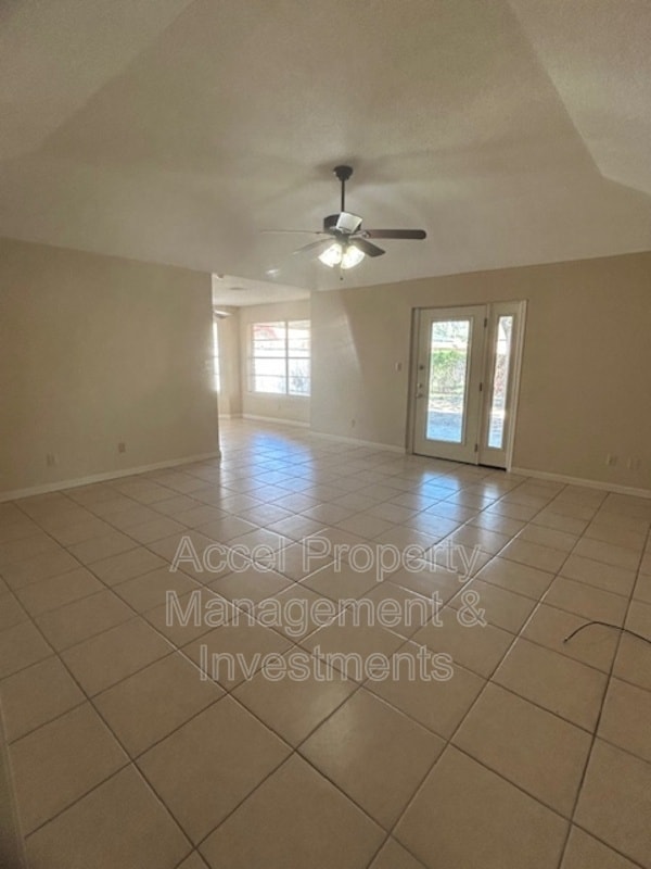 Photo - 2405 Mimosa St