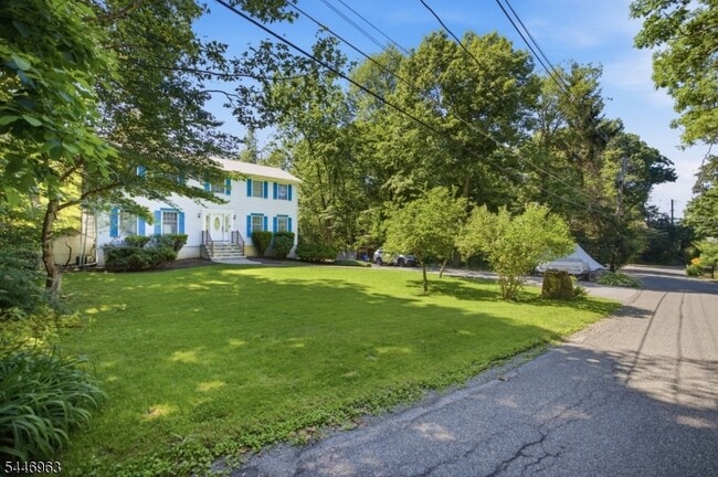 Photo - 2057 Lakeside Dr W