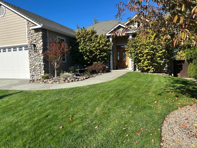 Building Photo - Amazing Price! Amazing Location!