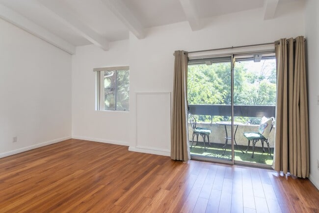 Photo - 2700 Cahuenga Blvd E Unidad 2700 Cahuenga Blvd East No 1303