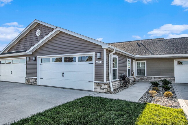 Building Photo - Redwood Aurora Rental